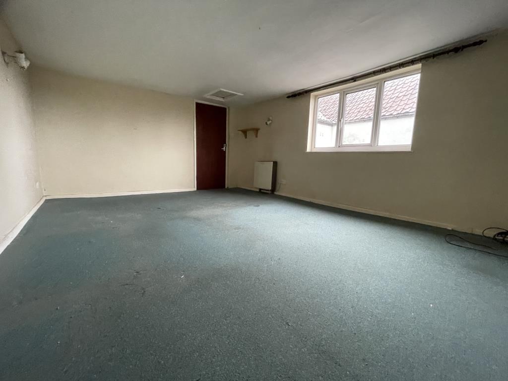 Lot: 128 - MIXED-USE DEVELOPMENT OPPORTUNITY WITH THREE GARAGES AND SIX PARKING SPACES - General view of First floor flat living room